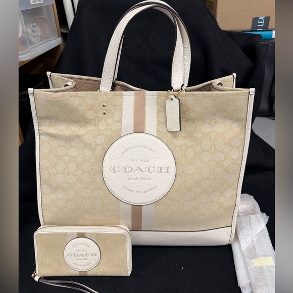 Coach City Tote with matching Coach Accordian Zip Wallet/Wristlet - Picture 1 of 15